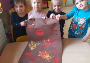 Zosia, Nikola, Kornelia i Zosia prezentują wykonany przez siebie "jesienny dywan".